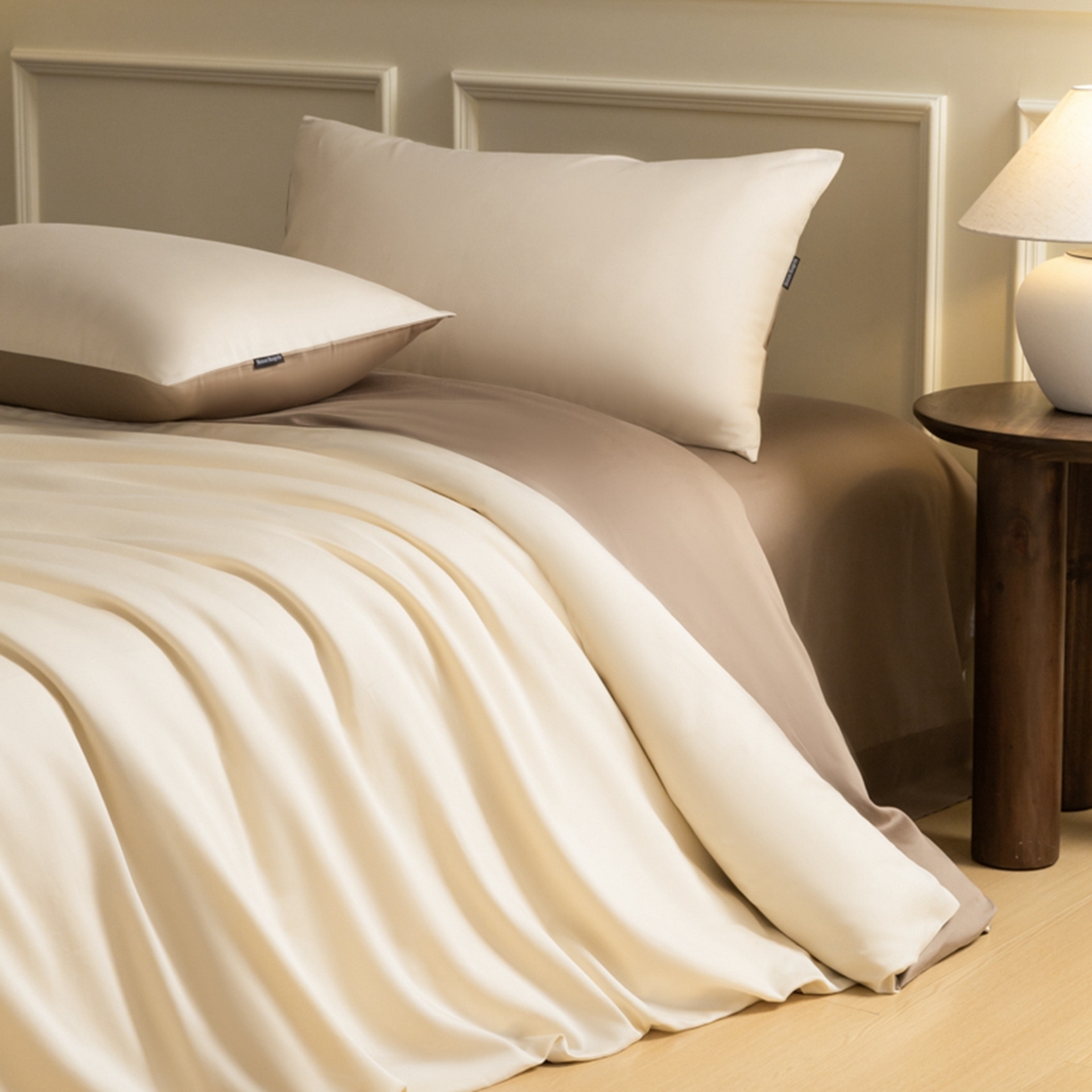 91家纺网 家纺一手货源 找家纺 秀色家纺 2026新款高端100pro新疆长绒棉床上四件套全棉纯棉四季纯色双拼高级感礼品团购四件套-米朵 米朵-奶昔白+亚麻咖