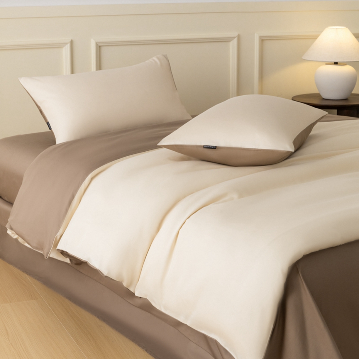 91家纺网 家纺一手货源 找家纺 秀色家纺 2026新款高端100pro新疆长绒棉床上四件套全棉纯棉四季纯色双拼高级感礼品团购四件套-米朵 米朵-奶昔白+亚麻咖