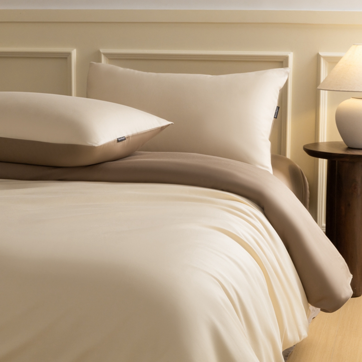 91家纺网 家纺一手货源 找家纺 秀色家纺 2026新款高端100pro新疆长绒棉床上四件套全棉纯棉四季纯色双拼高级感礼品团购四件套-米朵 米朵-奶昔白+亚麻咖