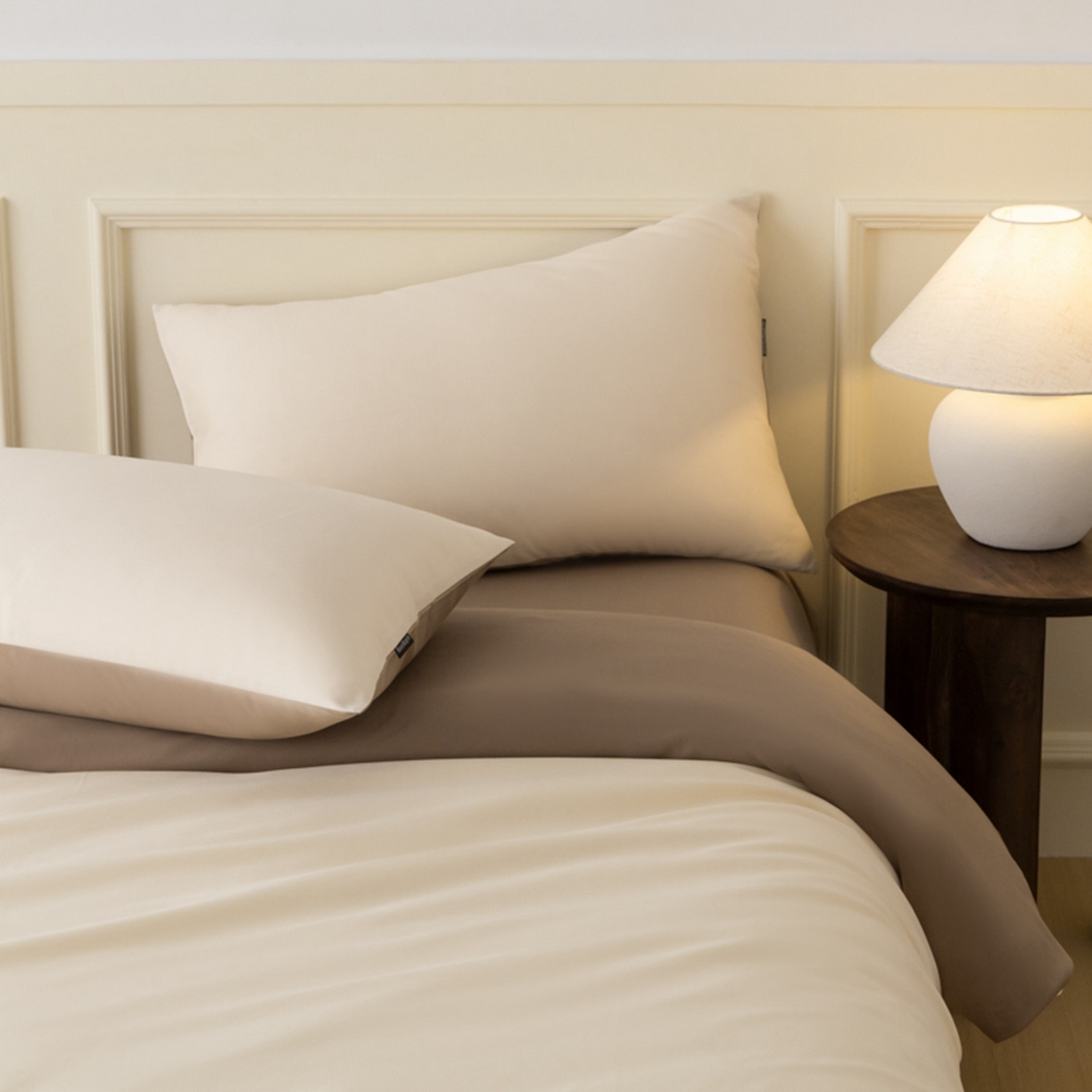 91家纺网 家纺一手货源 找家纺 秀色家纺 2026新款高端100pro新疆长绒棉床上四件套全棉纯棉四季纯色双拼高级感礼品团购四件套-米朵 米朵-奶昔白+亚麻咖