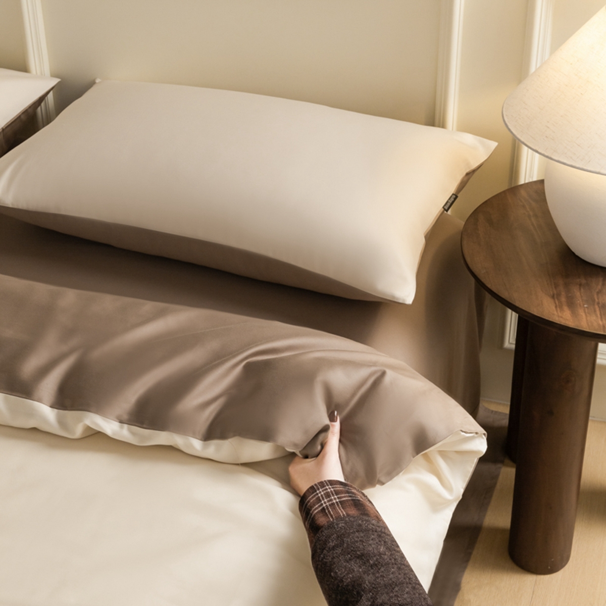 91家纺网 家纺一手货源 找家纺 秀色家纺 2026新款高端100pro新疆长绒棉床上四件套全棉纯棉四季纯色双拼高级感礼品团购四件套-米朵 米朵-奶昔白+亚麻咖