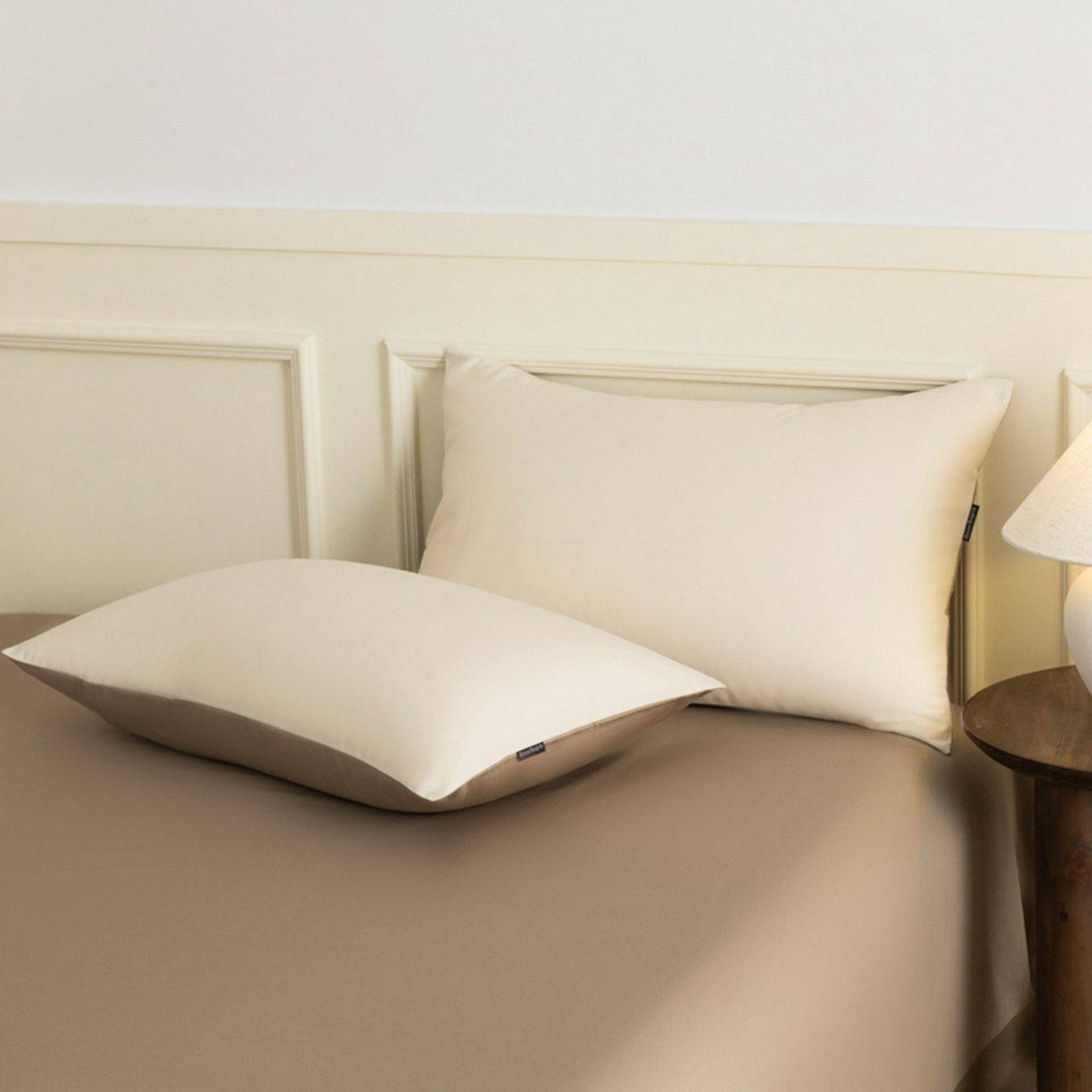 91家纺网 家纺一手货源 找家纺 秀色家纺 2026新款高端100pro新疆长绒棉床上四件套全棉纯棉四季纯色双拼高级感礼品团购四件套-米朵 米朵-奶昔白+亚麻咖