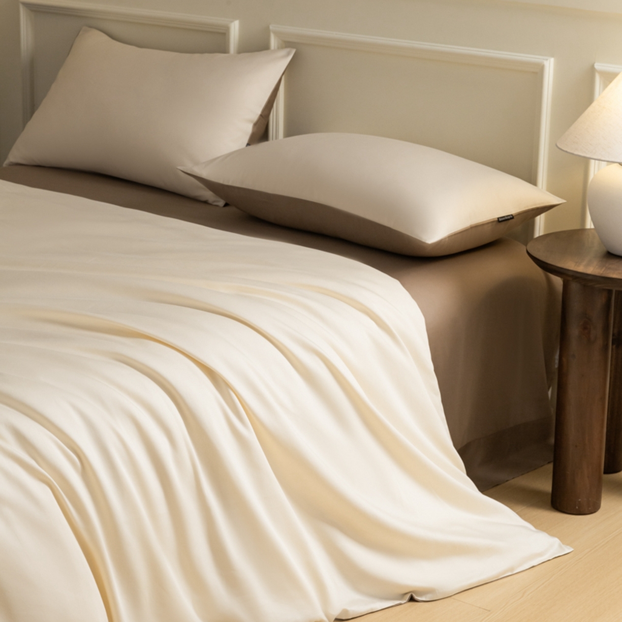 91家纺网 家纺一手货源 找家纺 秀色家纺 2026新款高端100pro新疆长绒棉床上四件套全棉纯棉四季纯色双拼高级感礼品团购四件套-米朵 米朵-奶昔白+亚麻咖