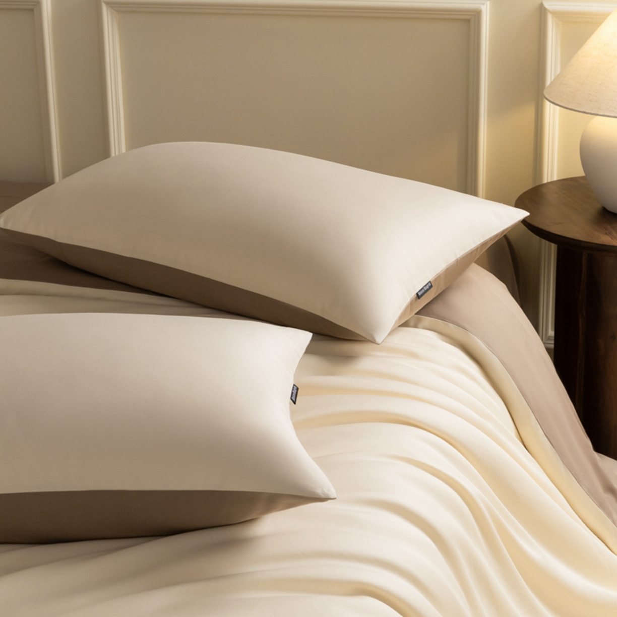 91家纺网 家纺一手货源 找家纺 秀色家纺 2026新款高端100pro新疆长绒棉床上四件套全棉纯棉四季纯色双拼高级感礼品团购四件套-米朵 米朵-奶昔白+亚麻咖