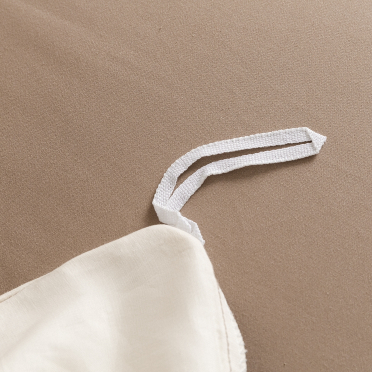 91家纺网 家纺一手货源 找家纺 秀色家纺 2026新款高端100pro新疆长绒棉床上四件套全棉纯棉四季纯色双拼高级感礼品团购四件套-米朵 米朵-奶昔白+亚麻咖