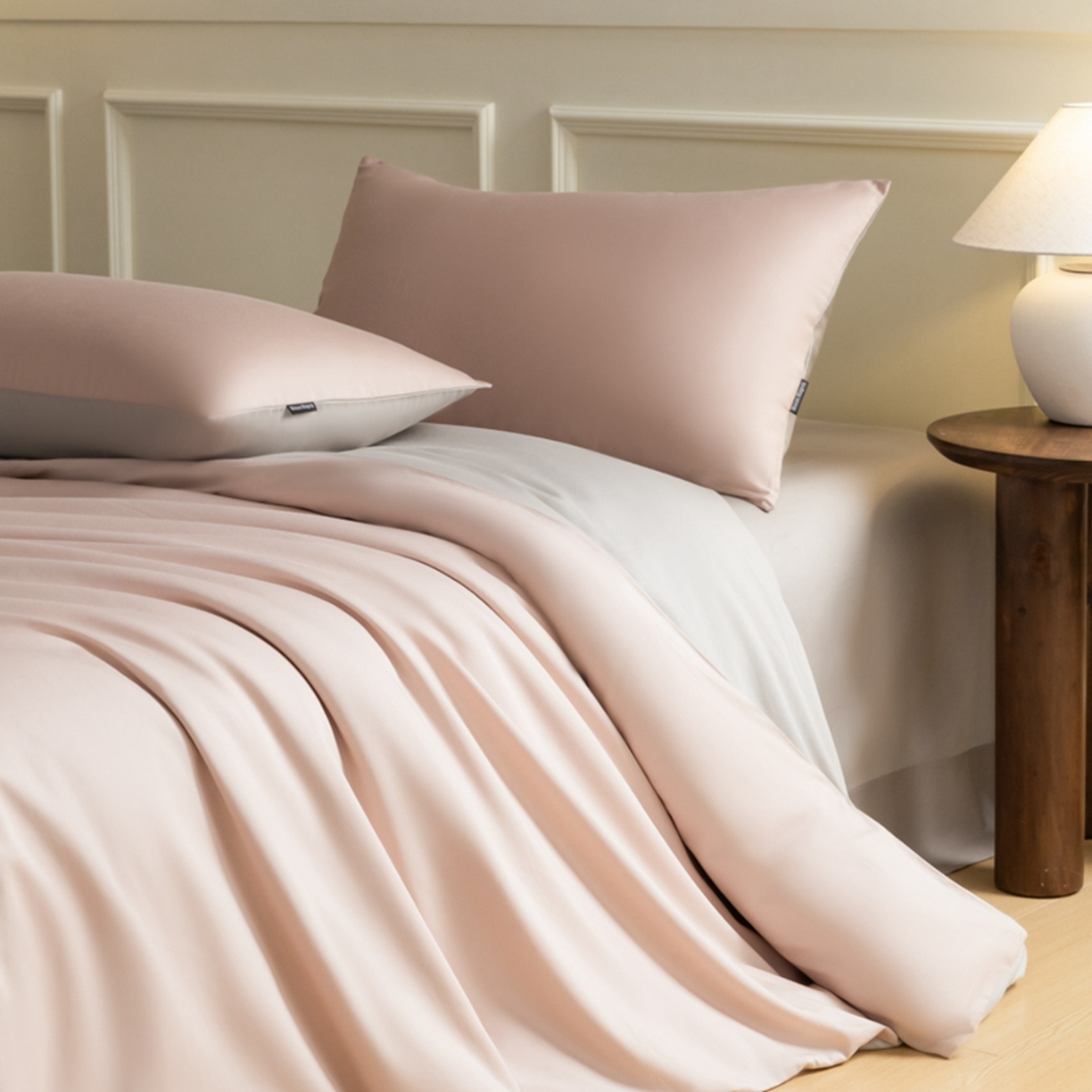 91家纺网 家纺一手货源 找家纺 秀色家纺 2026新款高端100pro新疆长绒棉床上四件套全棉纯棉四季纯色双拼高级感礼品团购四件套-米朵 米朵-蕊粉灰