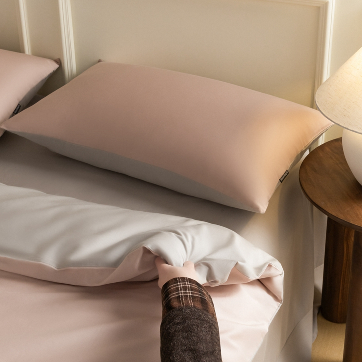 91家纺网 家纺一手货源 找家纺 秀色家纺 2026新款高端100pro新疆长绒棉床上四件套全棉纯棉四季纯色双拼高级感礼品团购四件套-米朵 米朵-蕊粉灰