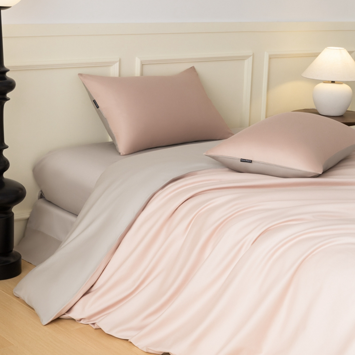 91家纺网 家纺一手货源 找家纺 秀色家纺 2026新款高端100pro新疆长绒棉床上四件套全棉纯棉四季纯色双拼高级感礼品团购四件套-米朵 米朵-蕊粉灰