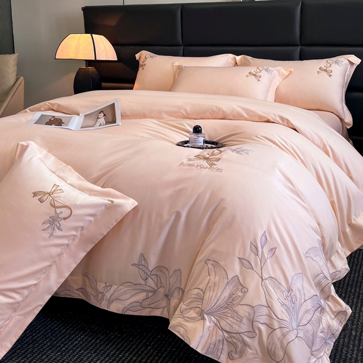 91家纺网 家纺一手货源 找家纺 金牛座家纺 2026新款新疆长绒棉全棉纯棉刺绣四件套-百合系列 百合-淡雅粉