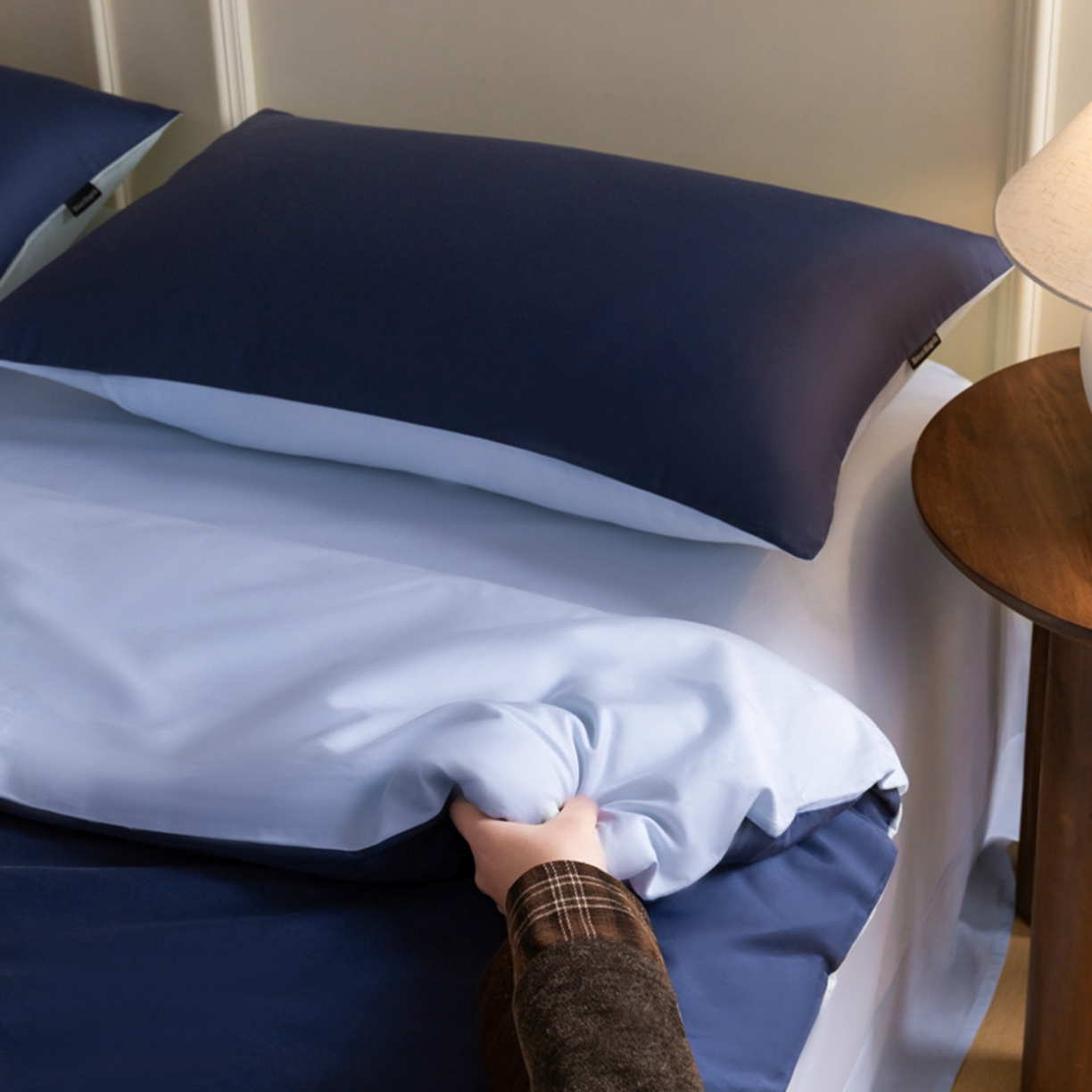 91家纺网 家纺一手货源 找家纺 秀色家纺 2026新款高端100pro新疆长绒棉床上四件套全棉纯棉四季纯色双拼高级感礼品团购四件套-米朵 米朵-深空蓝+远山蓝