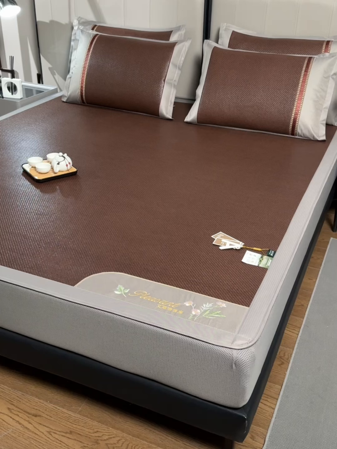 91家纺网 家纺一手货源 找家纺 小牛席业 2026新款加厚款-艾草清新养生席（床笠款） 加厚款-艾草清香养生（床笠款）-黑咖