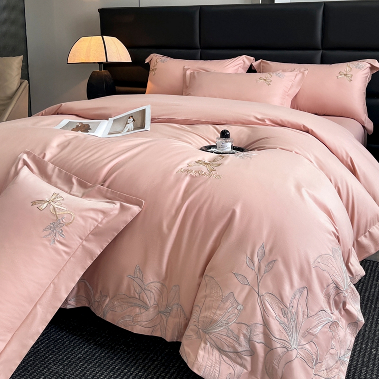 91家纺网 家纺一手货源 找家纺 金牛座家纺 2026新款新疆长绒棉全棉纯棉刺绣四件套-百合系列 百合-浅豆沙