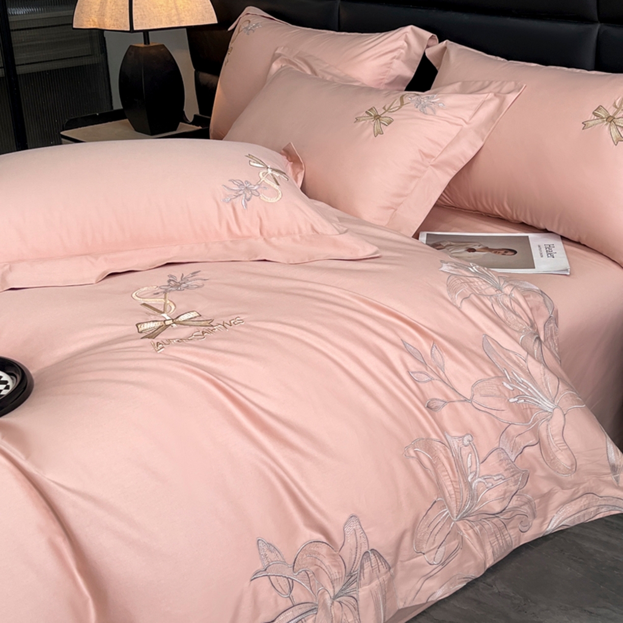 91家纺网 家纺一手货源 找家纺 金牛座家纺 2026新款新疆长绒棉全棉纯棉刺绣四件套-百合系列 百合-浅豆沙