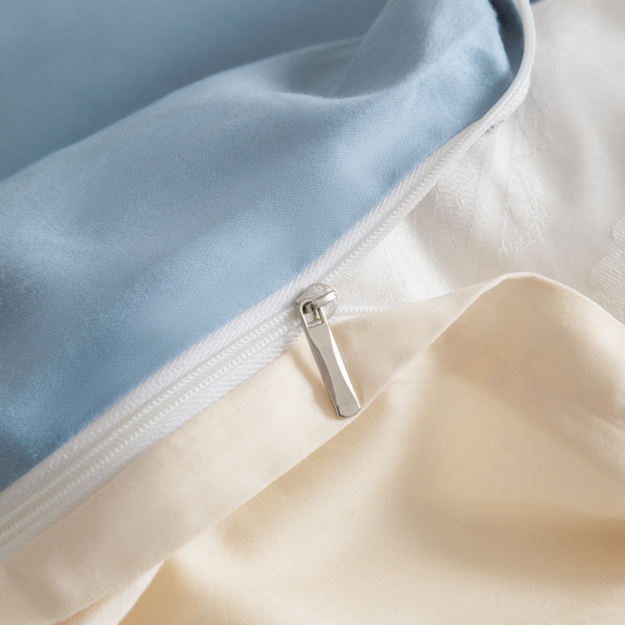 91家纺网 家纺一手货源 找家纺 秀色家纺 2026新款高端100pro新疆长绒棉床上四件套全棉纯棉四季纯色双拼高级感礼品团购四件套-米朵 米朵-天空蓝+奶昔白