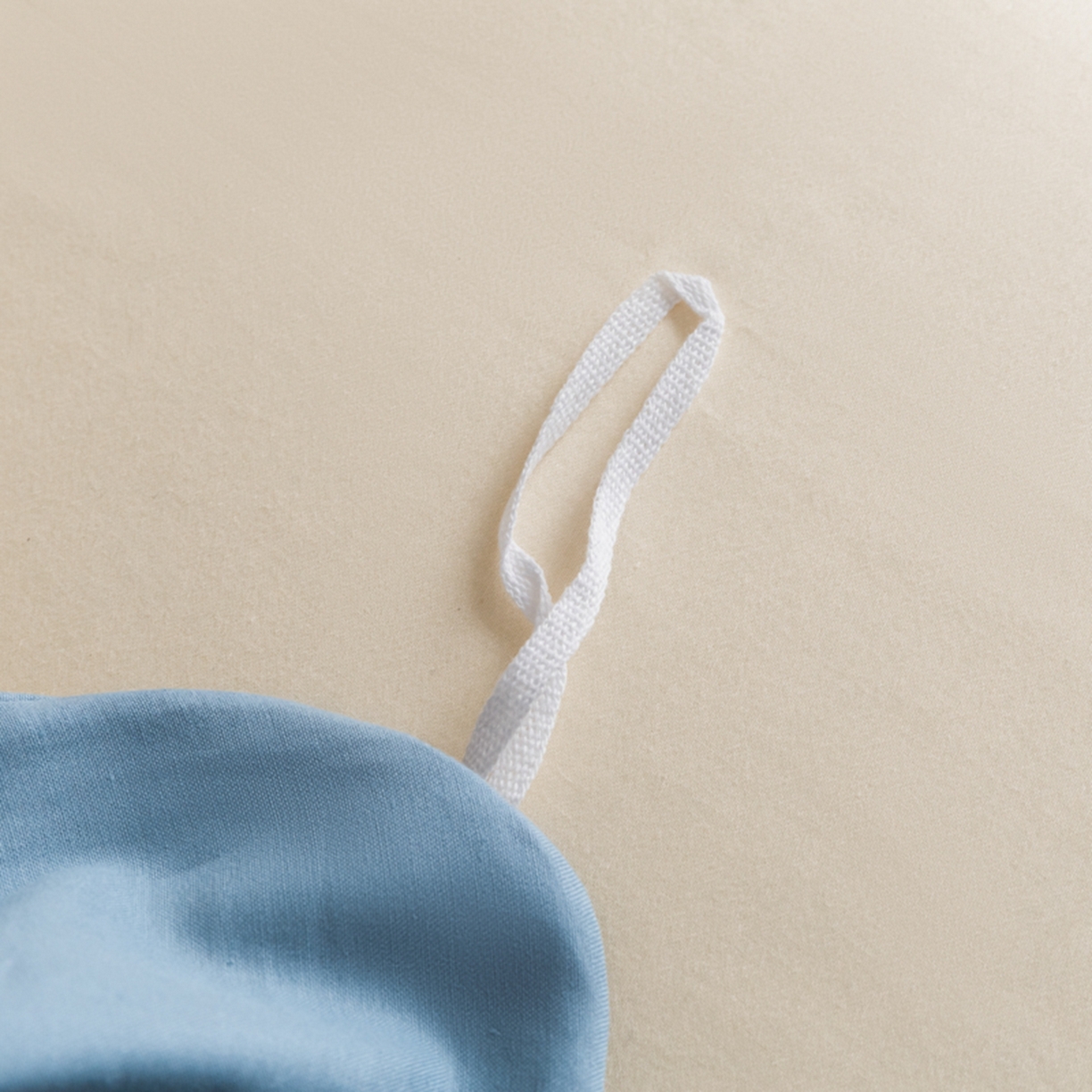 91家纺网 家纺一手货源 找家纺 秀色家纺 2026新款高端100pro新疆长绒棉床上四件套全棉纯棉四季纯色双拼高级感礼品团购四件套-米朵 米朵-天空蓝+奶昔白