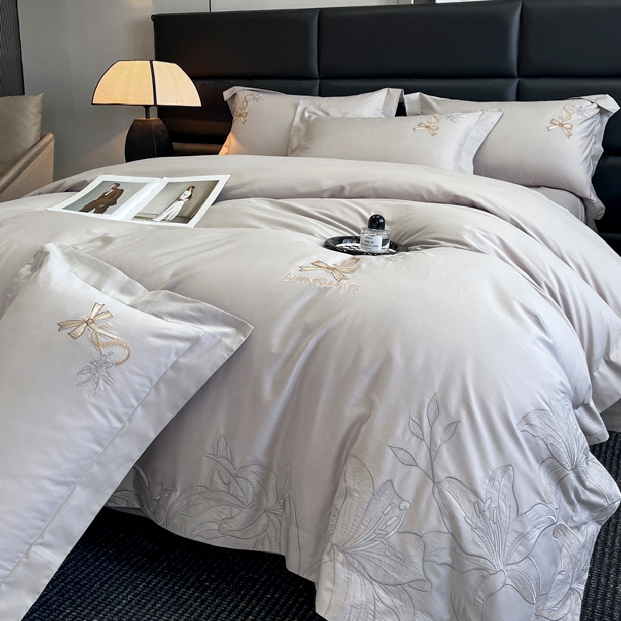 91家纺网 家纺一手货源 找家纺 金牛座家纺 2026新款新疆长绒棉全棉纯棉刺绣四件套-百合系列 百合-烟灰