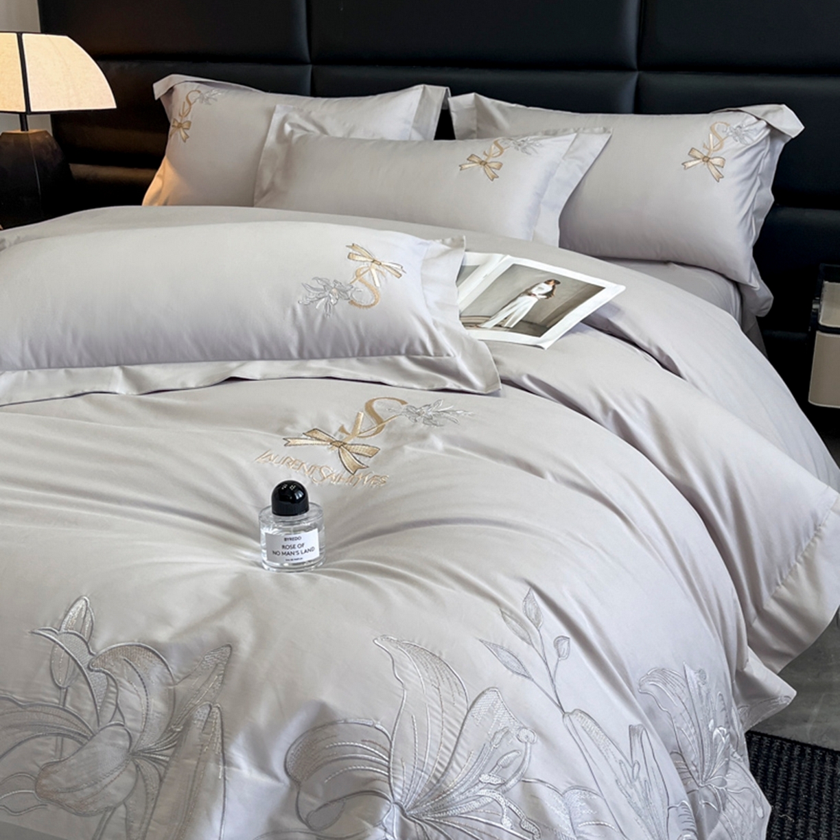 91家纺网 家纺一手货源 找家纺 金牛座家纺 2026新款新疆长绒棉全棉纯棉刺绣四件套-百合系列 百合-烟灰