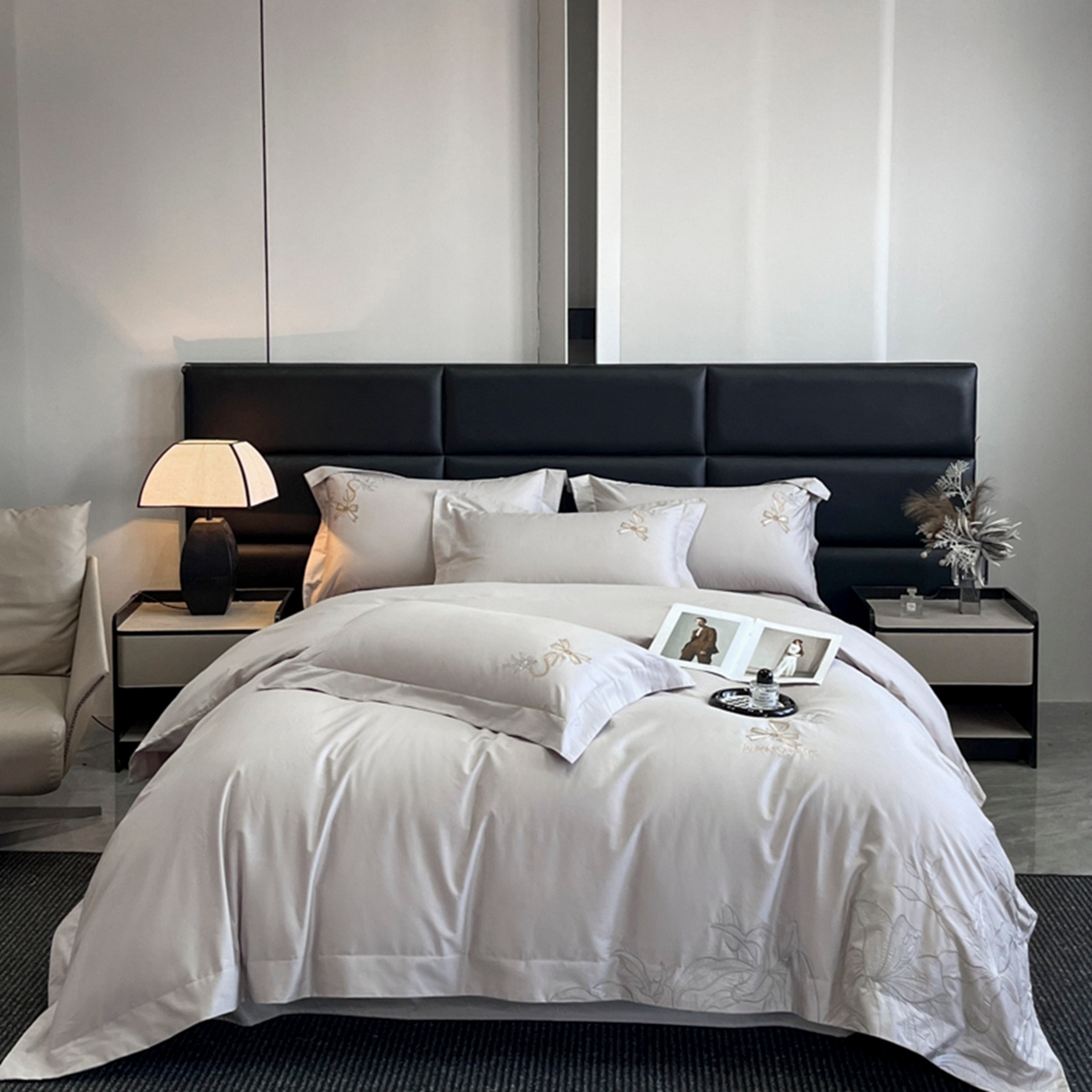 91家纺网 家纺一手货源 找家纺 金牛座家纺 2026新款新疆长绒棉全棉纯棉刺绣四件套-百合系列 百合-烟灰