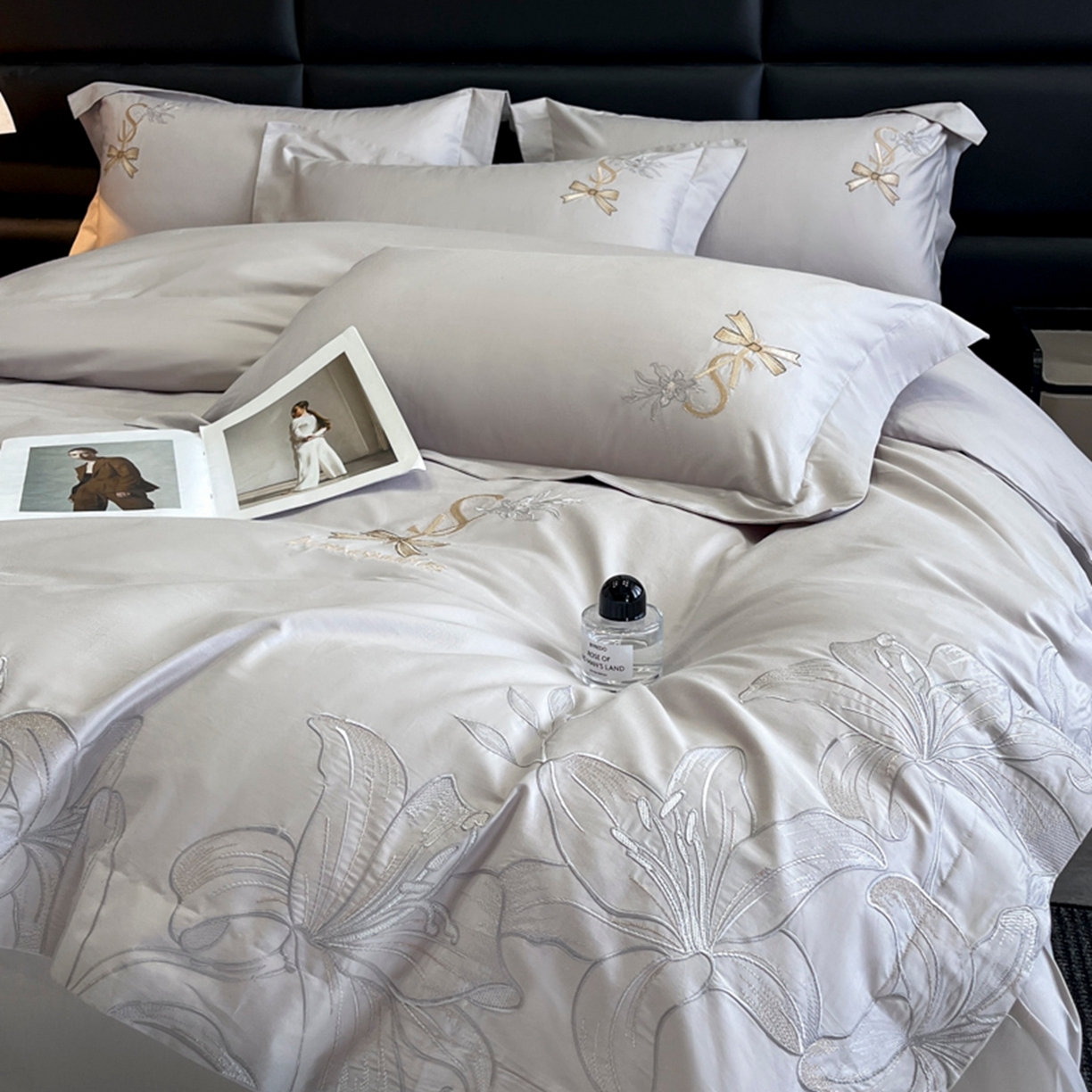 91家纺网 家纺一手货源 找家纺 金牛座家纺 2026新款新疆长绒棉全棉纯棉刺绣四件套-百合系列 百合-烟灰