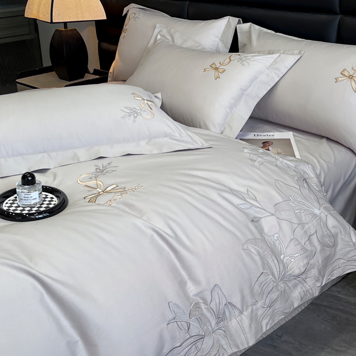 91家纺网 家纺一手货源 找家纺 金牛座家纺 2026新款新疆长绒棉全棉纯棉刺绣四件套-百合系列 百合-烟灰