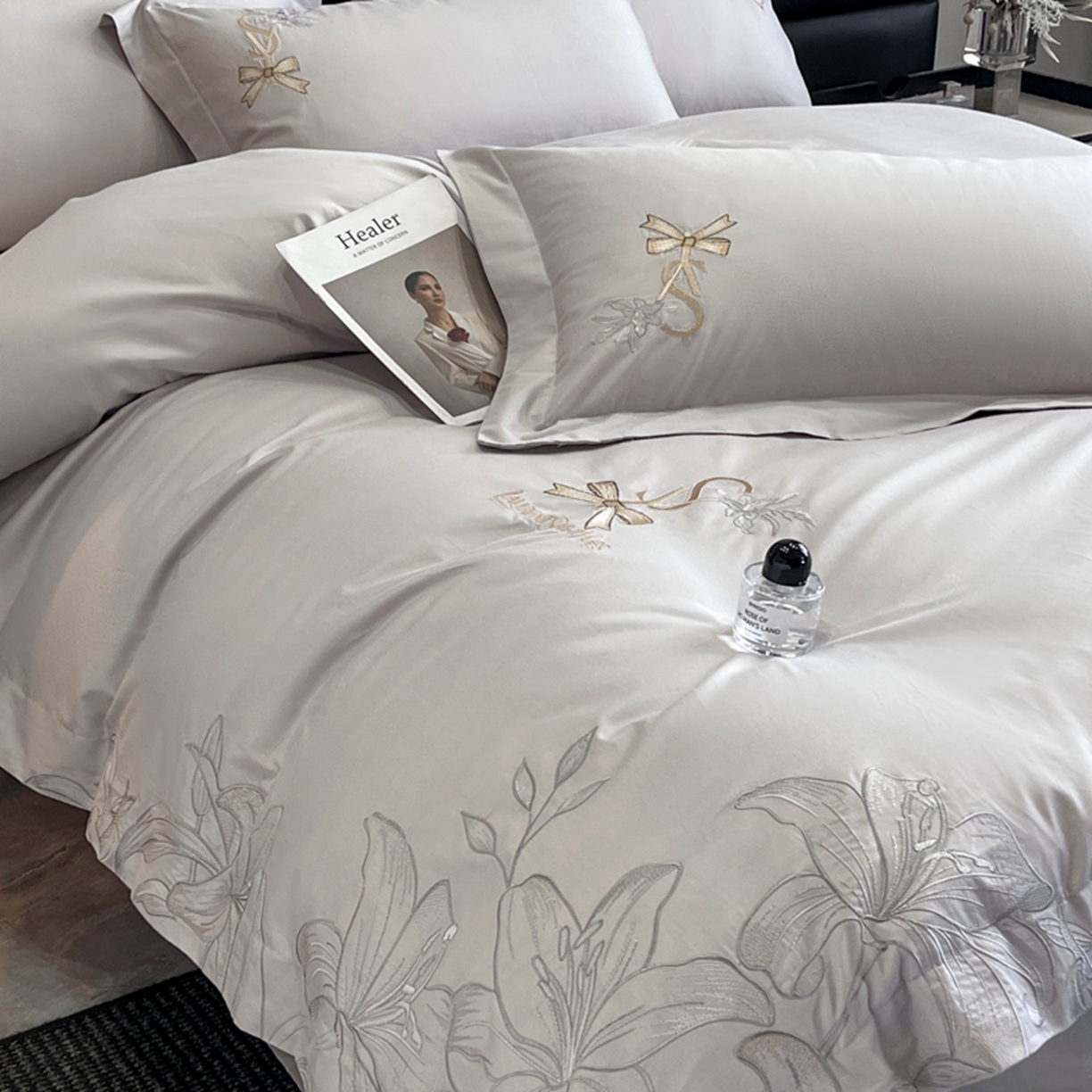 91家纺网 家纺一手货源 找家纺 金牛座家纺 2026新款新疆长绒棉全棉纯棉刺绣四件套-百合系列 百合-烟灰