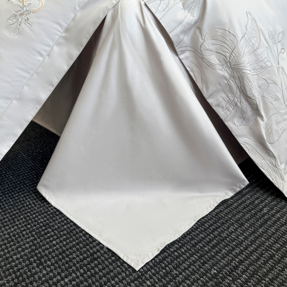 91家纺网 家纺一手货源 找家纺 金牛座家纺 2026新款新疆长绒棉全棉纯棉刺绣四件套-百合系列 百合-烟灰