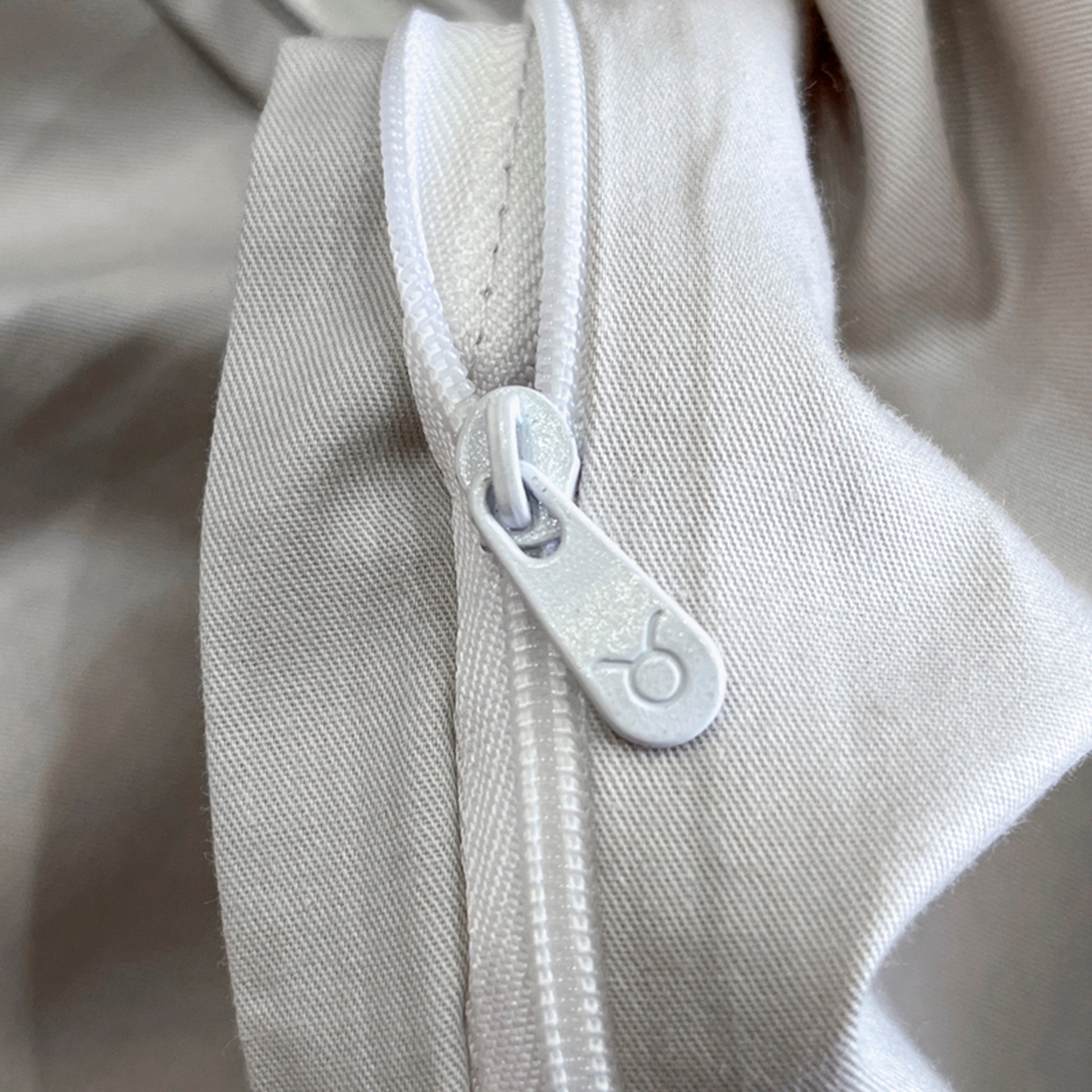 91家纺网 家纺一手货源 找家纺 金牛座家纺 2026新款新疆长绒棉全棉纯棉刺绣四件套-百合系列 百合-烟灰