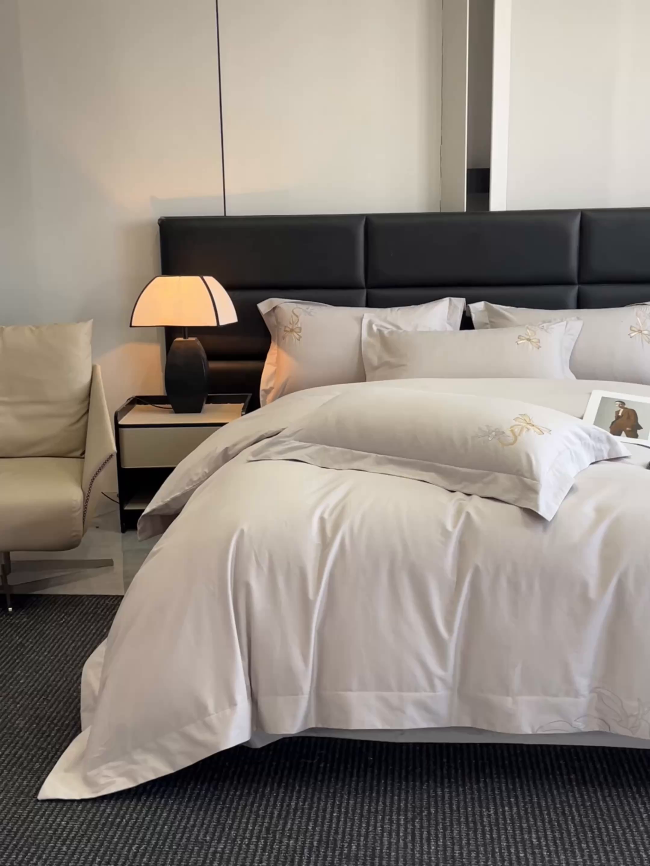 91家纺网 家纺一手货源 找家纺 金牛座家纺 2026新款新疆长绒棉全棉纯棉刺绣四件套-百合系列 百合-烟灰