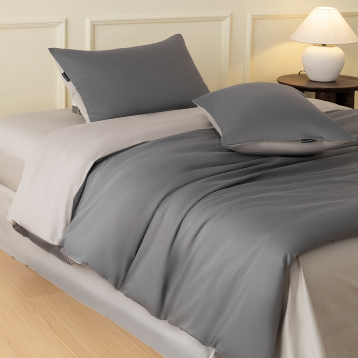 91家纺网 家纺一手货源 找家纺 秀色家纺 2026新款高端100pro新疆长绒棉床上四件套全棉纯棉四季纯色双拼高级感礼品团购四件套-米朵 米朵-雅士灰+烟墨灰
