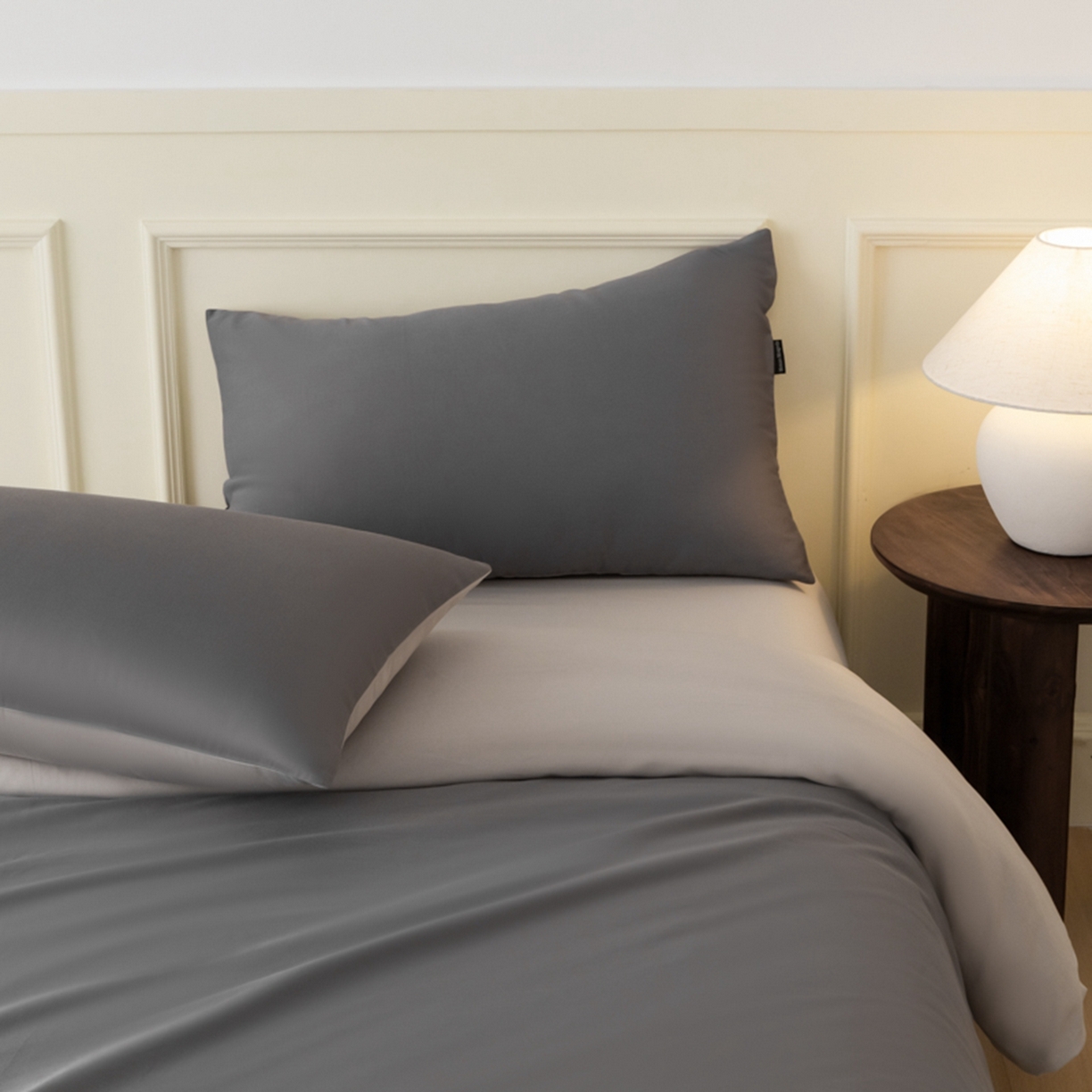 91家纺网 家纺一手货源 找家纺 秀色家纺 2026新款高端100pro新疆长绒棉床上四件套全棉纯棉四季纯色双拼高级感礼品团购四件套-米朵 米朵-雅士灰+烟墨灰