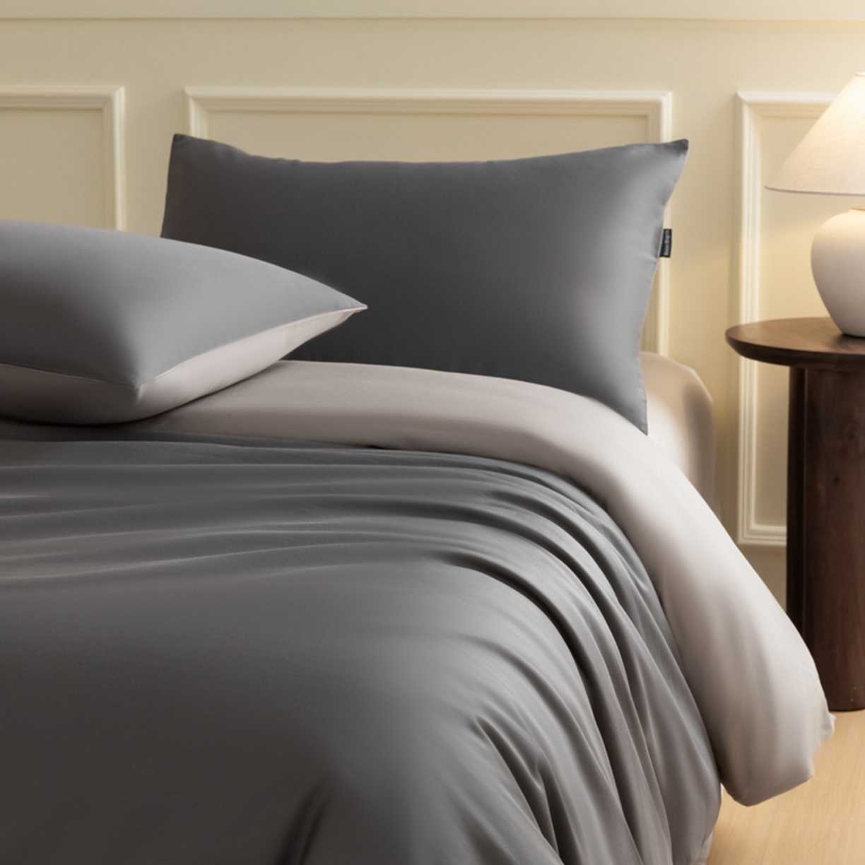 91家纺网 家纺一手货源 找家纺 秀色家纺 2026新款高端100pro新疆长绒棉床上四件套全棉纯棉四季纯色双拼高级感礼品团购四件套-米朵 米朵-雅士灰+烟墨灰