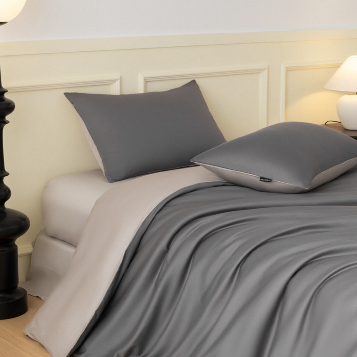 91家纺网 家纺一手货源 找家纺 秀色家纺 2026新款高端100pro新疆长绒棉床上四件套全棉纯棉四季纯色双拼高级感礼品团购四件套-米朵 米朵-雅士灰+烟墨灰