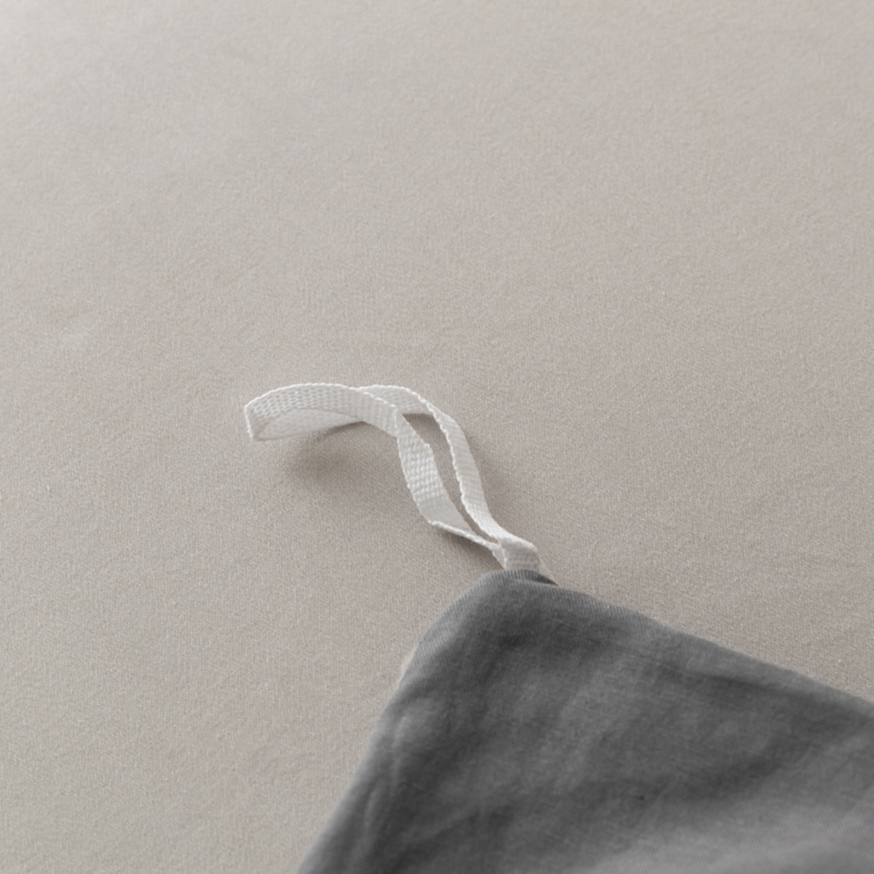 91家纺网 家纺一手货源 找家纺 秀色家纺 2026新款高端100pro新疆长绒棉床上四件套全棉纯棉四季纯色双拼高级感礼品团购四件套-米朵 米朵-雅士灰+烟墨灰