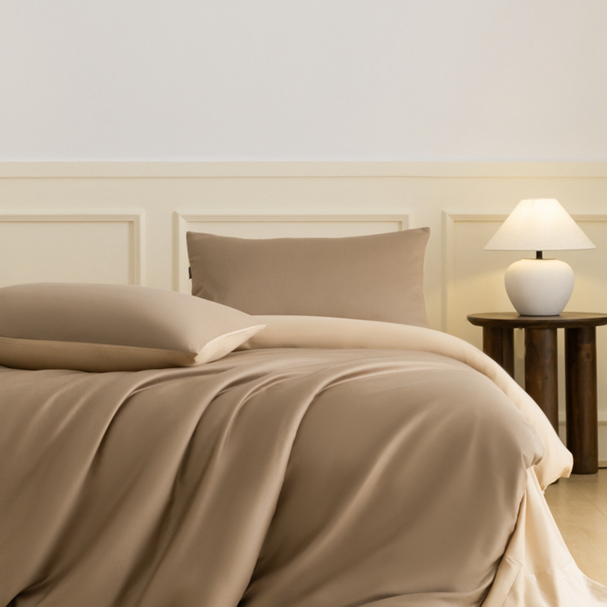 91家纺网 家纺一手货源 找家纺 秀色家纺 2026新款高端100pro新疆长绒棉床上四件套全棉纯棉四季纯色双拼高级感礼品团购四件套-米朵 米朵-亚麻咖+香槟金