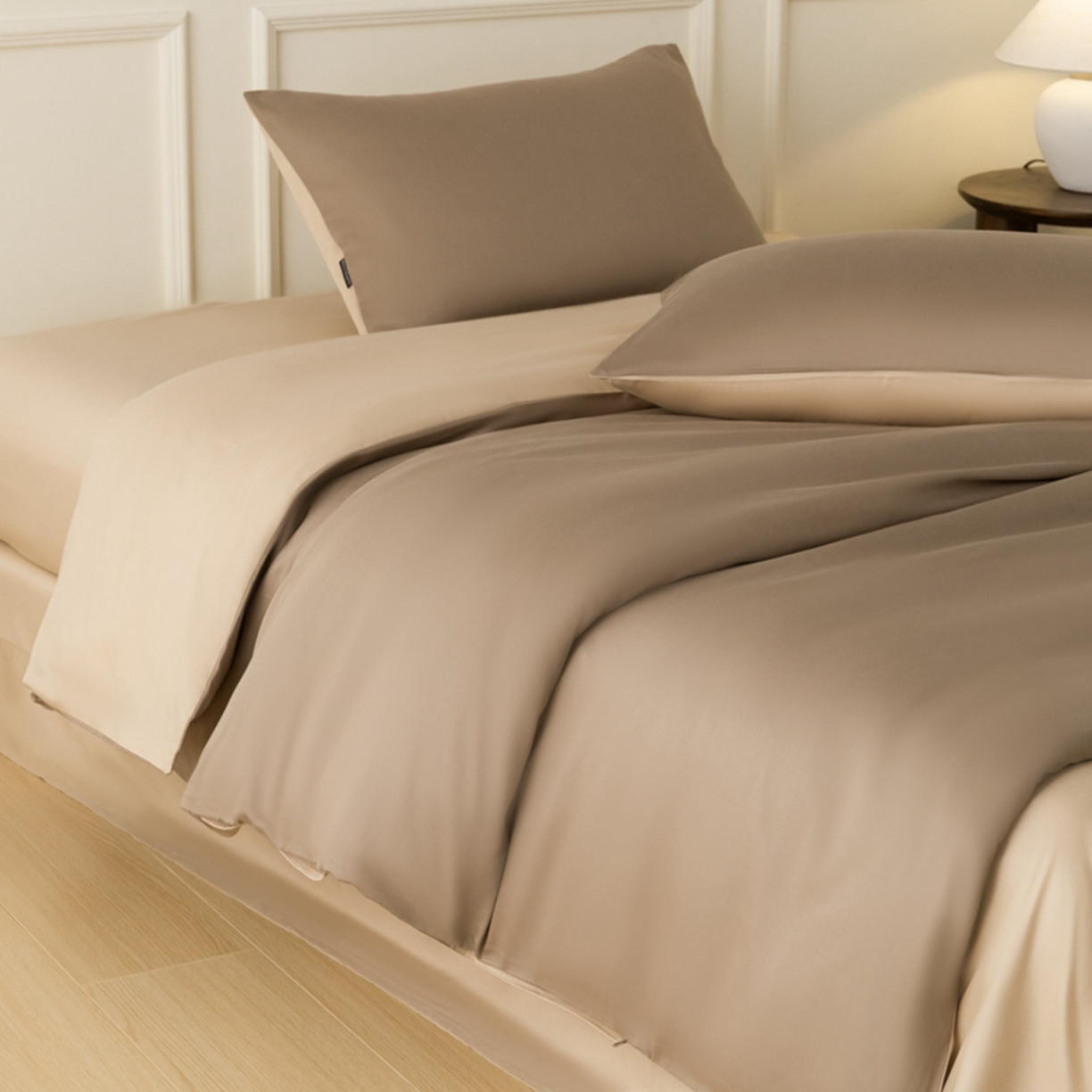 91家纺网 家纺一手货源 找家纺 秀色家纺 2026新款高端100pro新疆长绒棉床上四件套全棉纯棉四季纯色双拼高级感礼品团购四件套-米朵 米朵-亚麻咖+香槟金