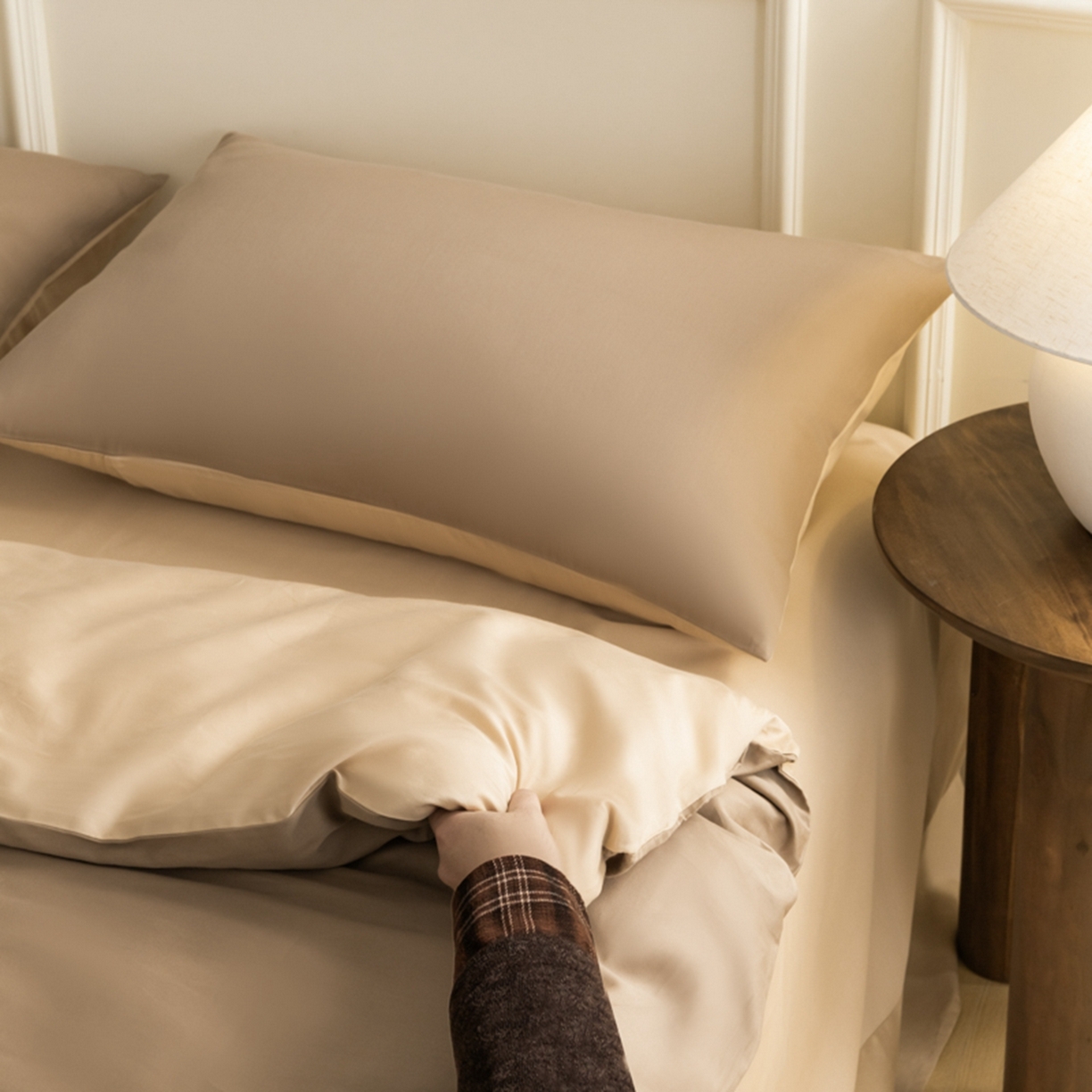 91家纺网 家纺一手货源 找家纺 秀色家纺 2026新款高端100pro新疆长绒棉床上四件套全棉纯棉四季纯色双拼高级感礼品团购四件套-米朵 米朵-亚麻咖+香槟金