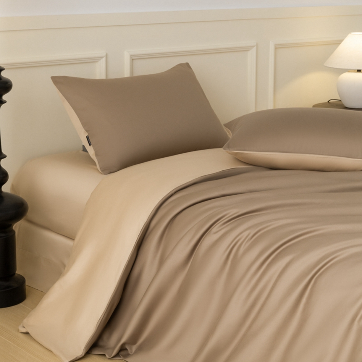 91家纺网 家纺一手货源 找家纺 秀色家纺 2026新款高端100pro新疆长绒棉床上四件套全棉纯棉四季纯色双拼高级感礼品团购四件套-米朵 米朵-亚麻咖+香槟金