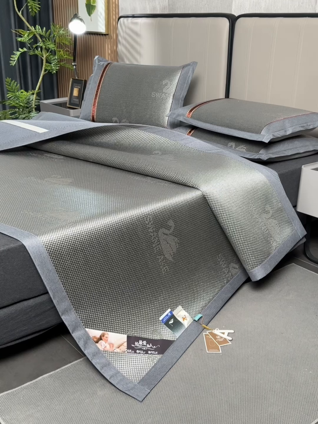 91家纺网 家纺一手货源 找家纺 小牛席业 2026新款加厚天鹅冰藤席系列 加厚款-天鹅冰藤席（浅灰）