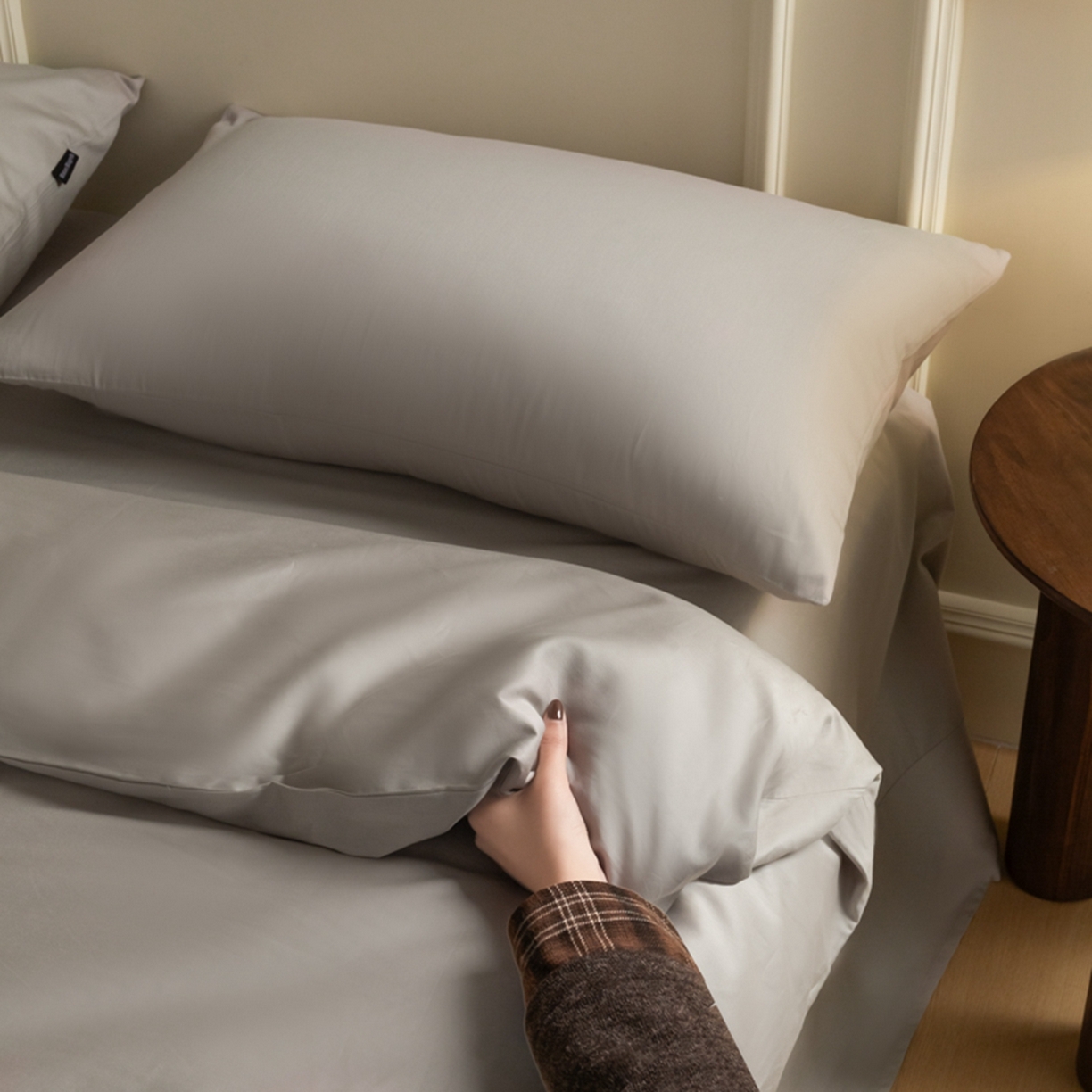 91家纺网 家纺一手货源 找家纺 秀色家纺 2026新款高端100pro新疆长绒棉床上四件套全棉纯棉四季纯色双拼高级感礼品团购四件套-米朵 米朵-烟墨灰