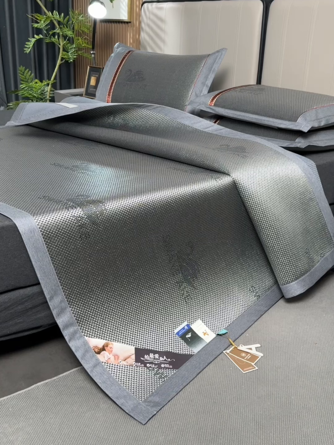 91家纺网 家纺一手货源 找家纺 小牛席业 2026新款加厚天鹅冰藤席系列 加厚款-天鹅冰藤席（黑咖）