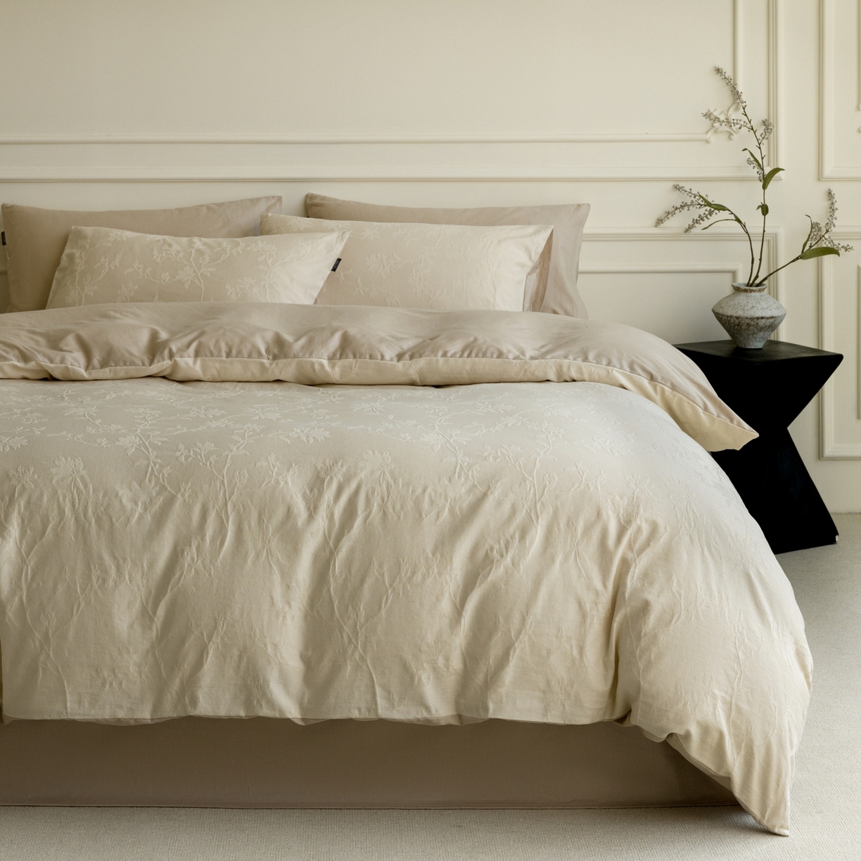 91家纺网 家纺一手货源 找家纺 宜代光年 2026年新款全棉厚织提花四件套系列（第一批花型）极有家花型 花影-奶白