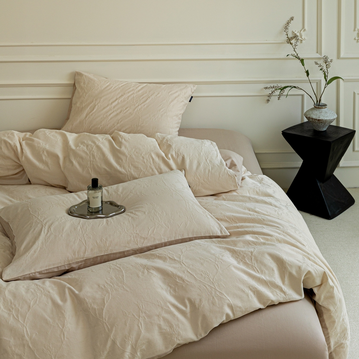 91家纺网 家纺一手货源 找家纺 宜代光年 2026年新款全棉厚织提花四件套系列（第一批花型）极有家花型 花影-奶白