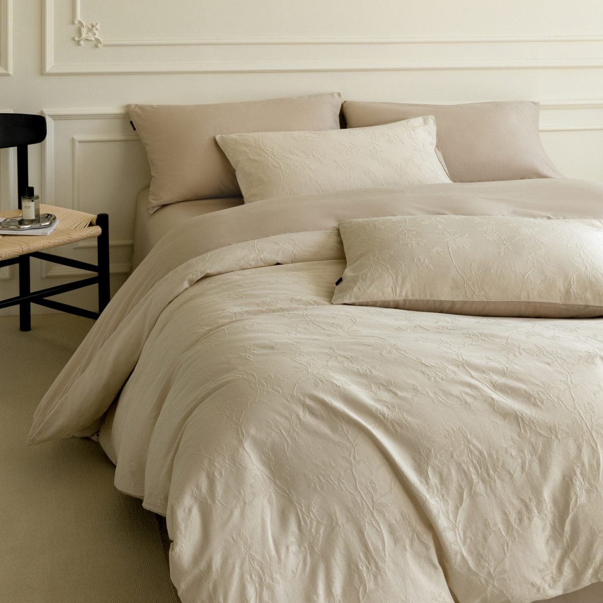 91家纺网 家纺一手货源 找家纺 宜代光年 2026年新款全棉厚织提花四件套系列（第一批花型）极有家花型 花影-奶白