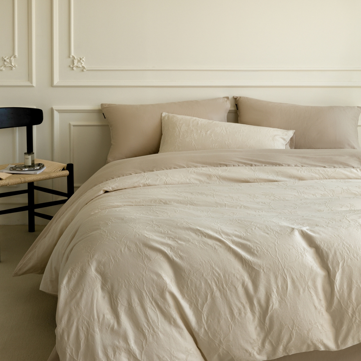 91家纺网 家纺一手货源 找家纺 宜代光年 2026年新款全棉厚织提花四件套系列（第一批花型）极有家花型 花影-奶白