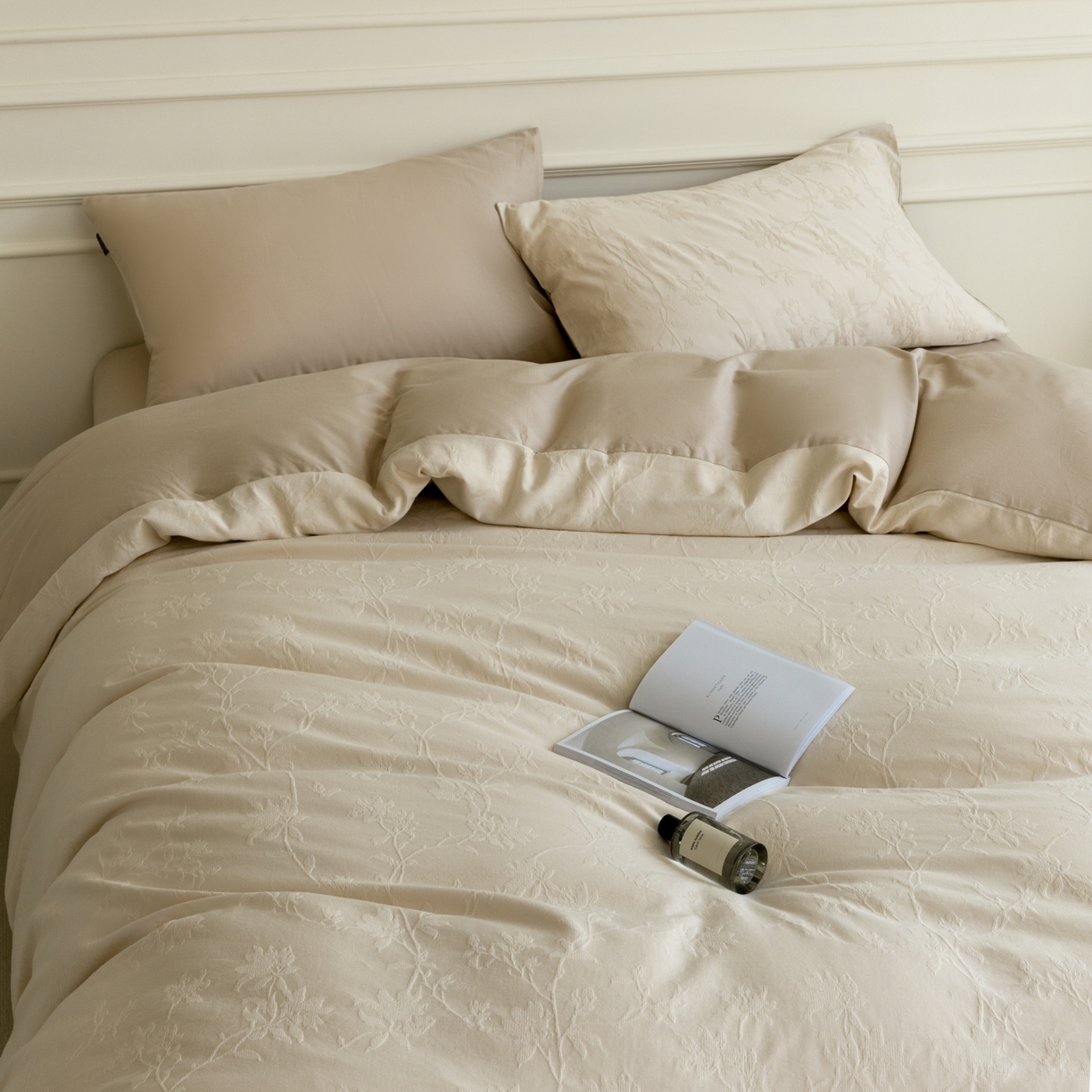 91家纺网 家纺一手货源 找家纺 宜代光年 2026年新款全棉厚织提花四件套系列（第一批花型）极有家花型 花影-奶白