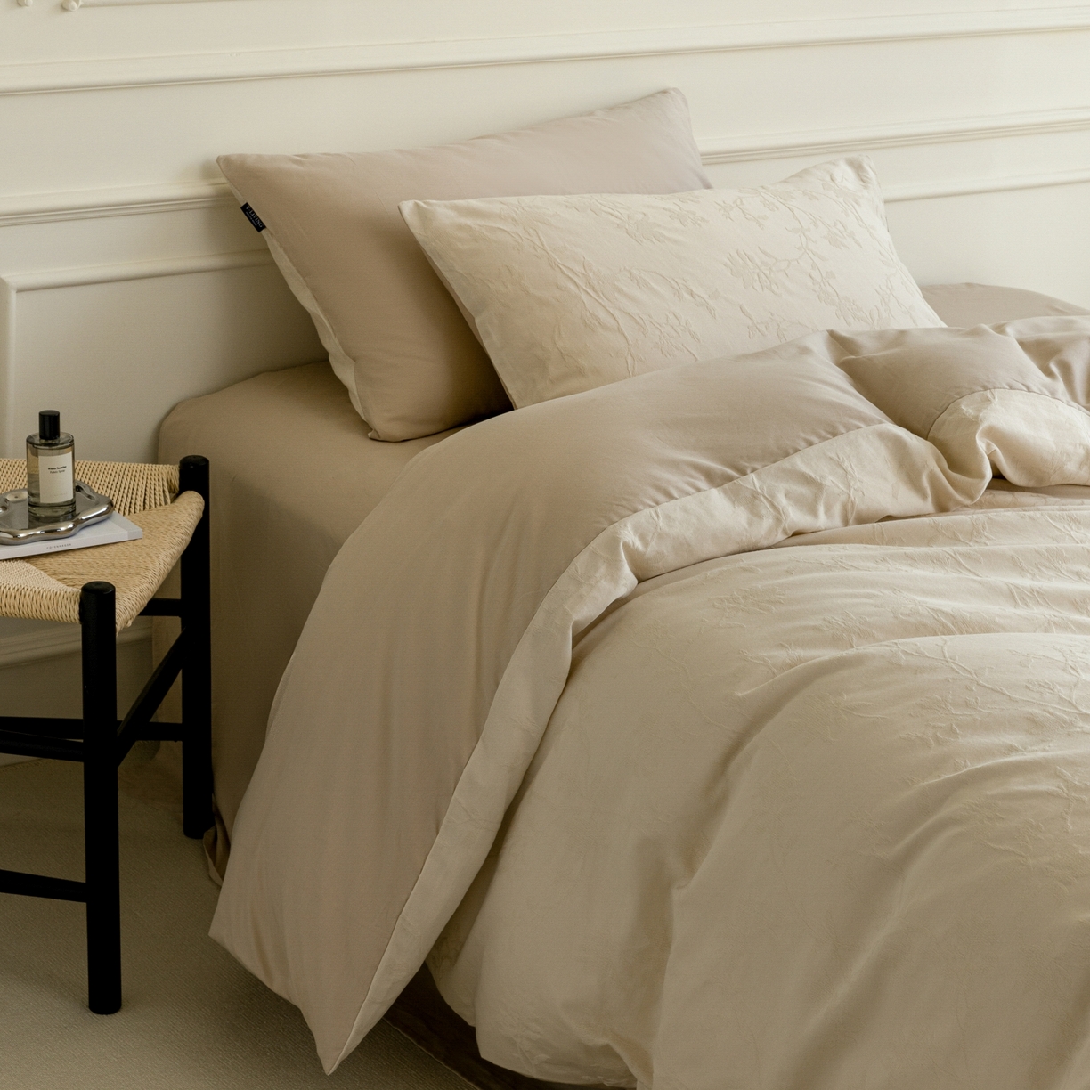 91家纺网 家纺一手货源 找家纺 宜代光年 2026年新款全棉厚织提花四件套系列（第一批花型）极有家花型 花影-奶白