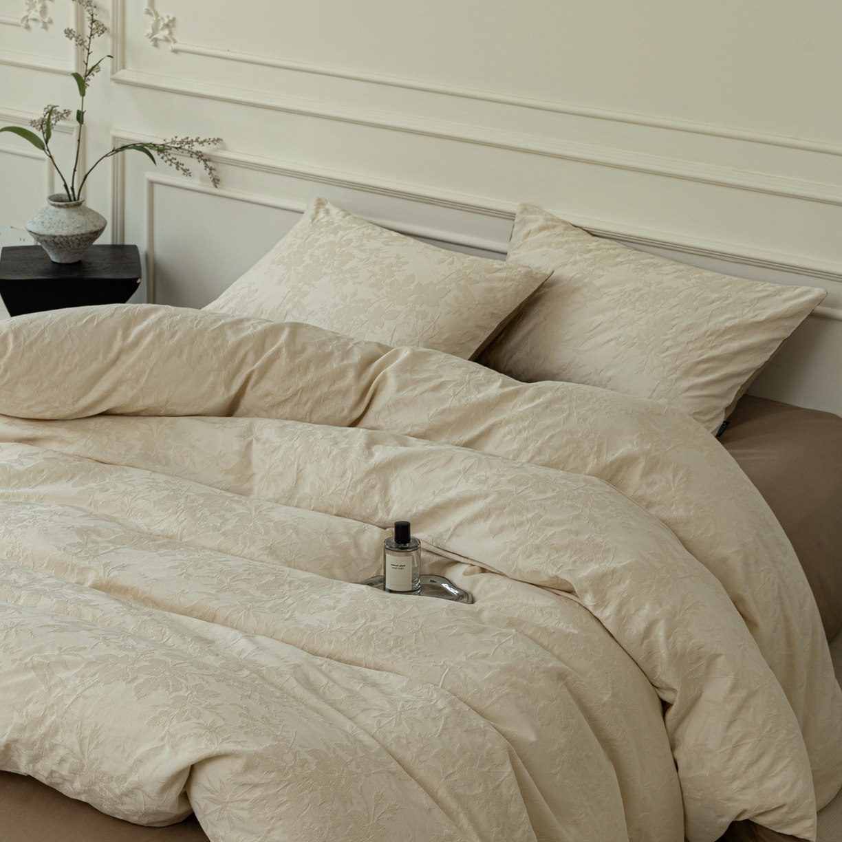 91家纺网 家纺一手货源 找家纺 宜代光年 2026年新款全棉厚织提花四件套系列（第一批花型）极有家花型 暗香疏影-奶白