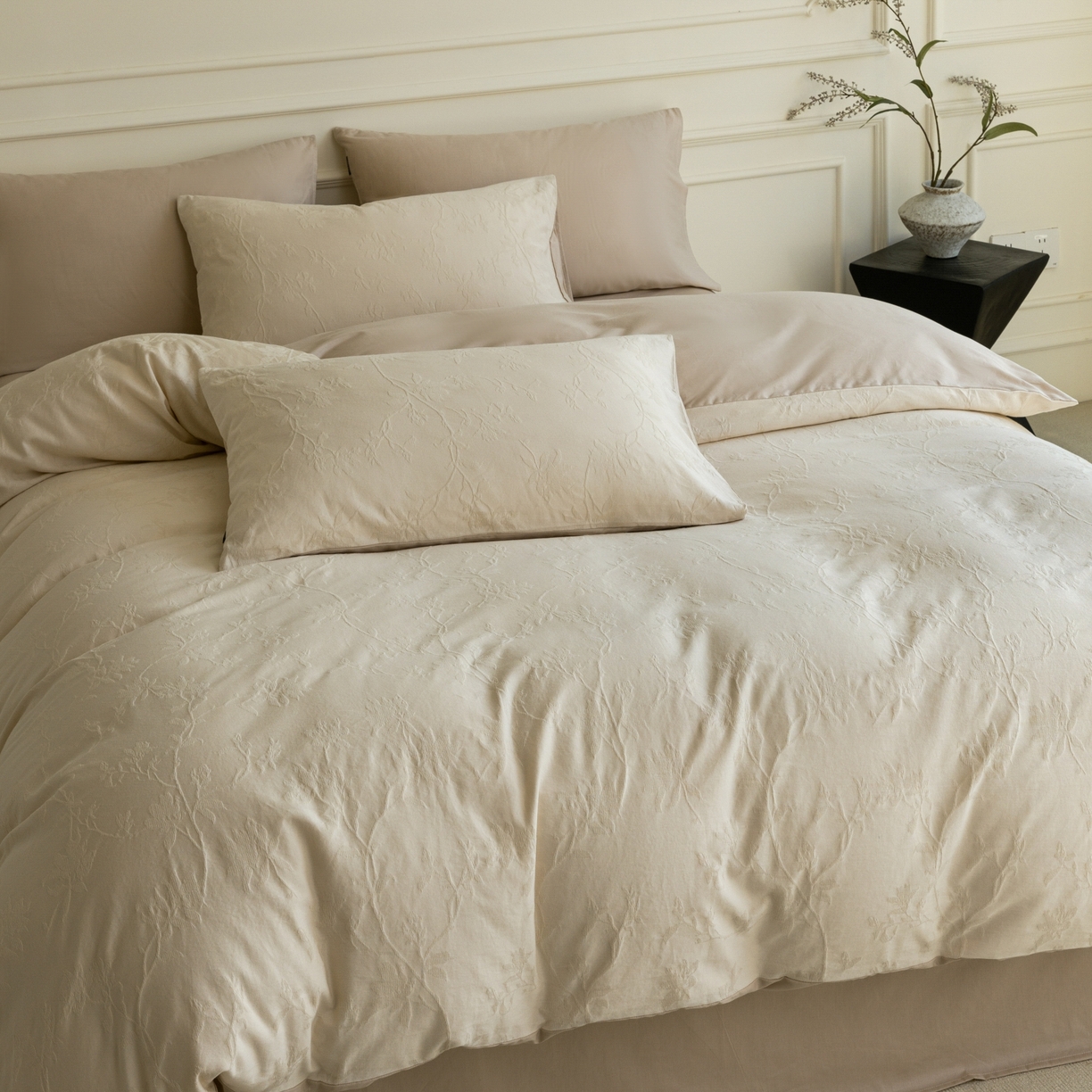 91家纺网 家纺一手货源 找家纺 宜代光年 2026年新款全棉厚织提花四件套系列（第一批花型）极有家花型 花影-奶白