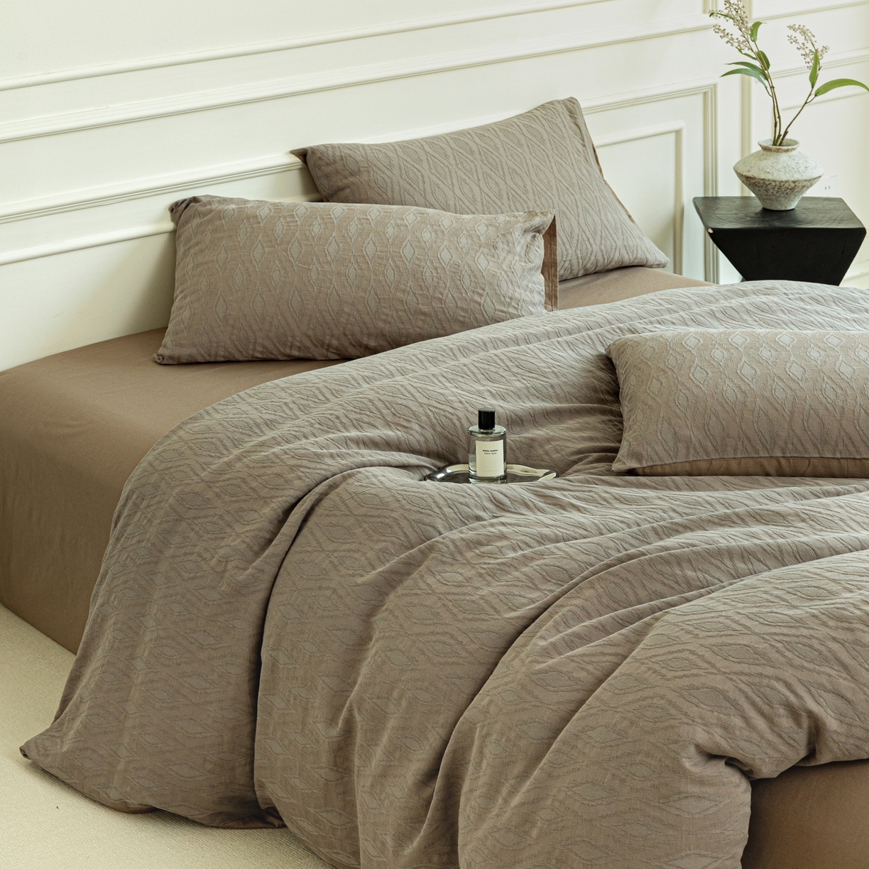 91家纺网 家纺一手货源 找家纺 宜代光年 2026年新款全棉厚织提花四件套系列（第一批花型）极有家花型 律光-深咖