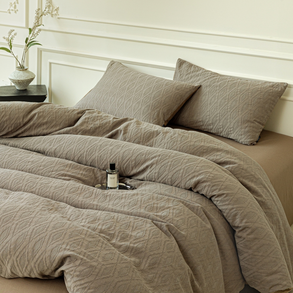 91家纺网 家纺一手货源 找家纺 宜代光年 2026年新款全棉厚织提花四件套系列（第一批花型）极有家花型 律光-深咖